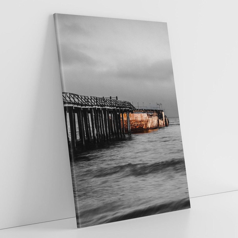 Obraz na płótnie 80x120 - Molo i wrak statku na plaży - molo, wrak