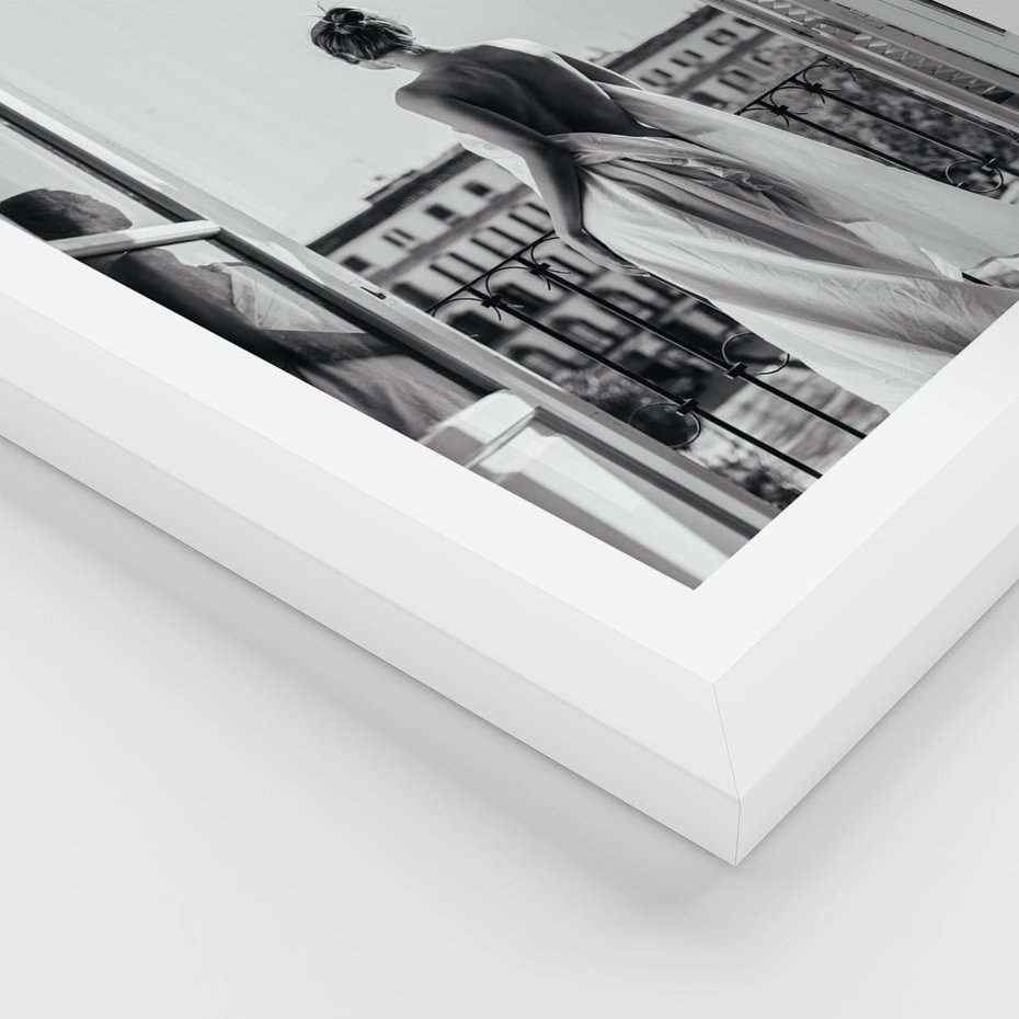 Plakat w ramie 30x40 - Poranki w Paryżu - czarno białe zdjęcie, kobieta w prześcieradle na balkonie - rama biała