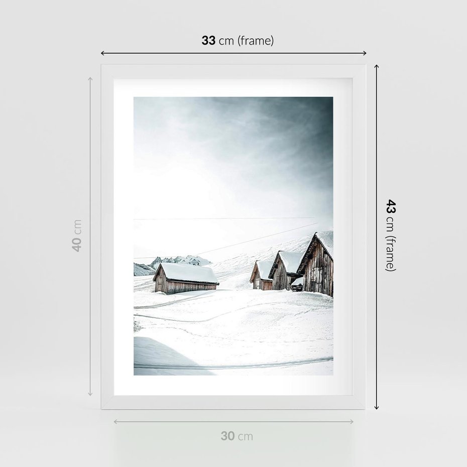 Plakat w ramie 30x40 - Zima w Domkach: Urok Śnieżnej Scenerii - domki w śnieżnym krajobrazie - rama biała