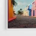 Obraz w ramie 120x80 - Ekspresja marzeń i tęsknot - pastelowe kolorowe budynki, wzdłuż ulicy - rama biała