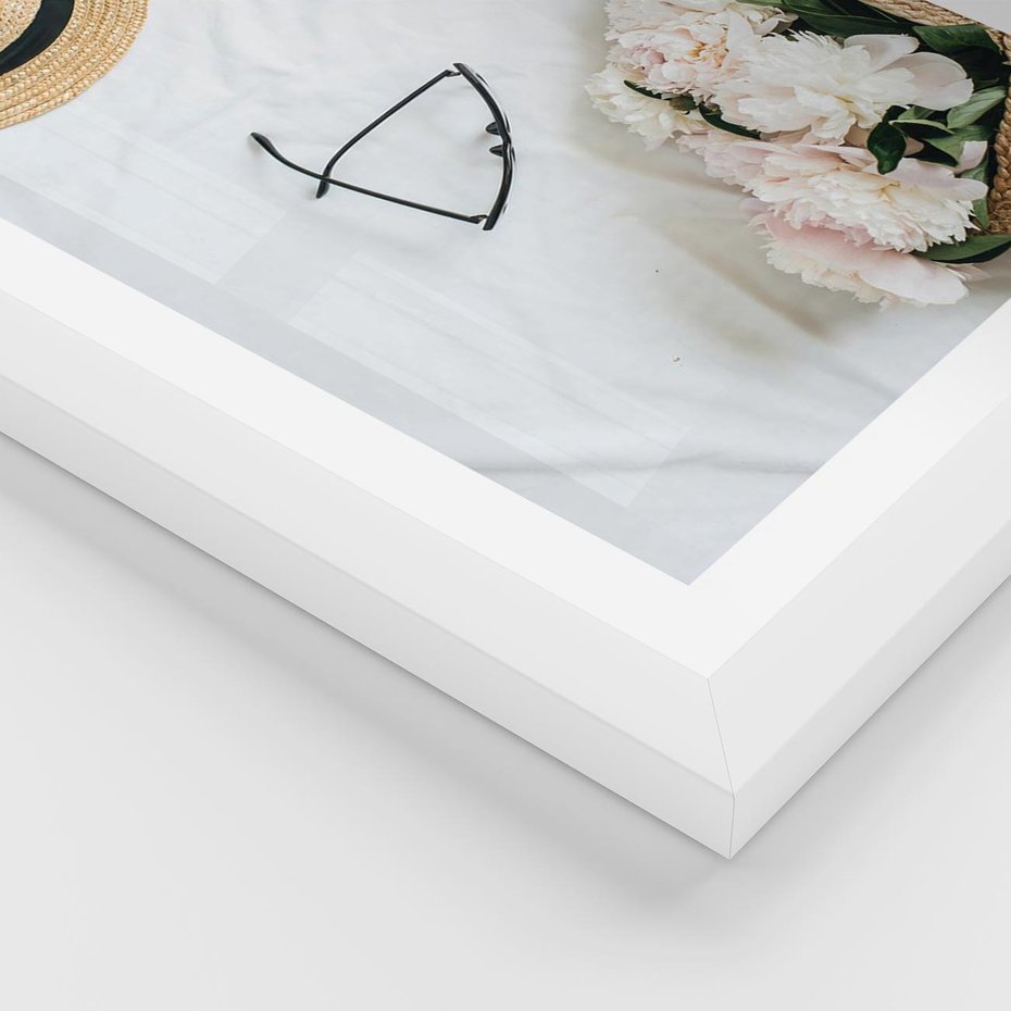 Plakat w ramie 30x40 - Urok Kobiecej Fotografii - kompozycja kobieca, fotografia - rama biała