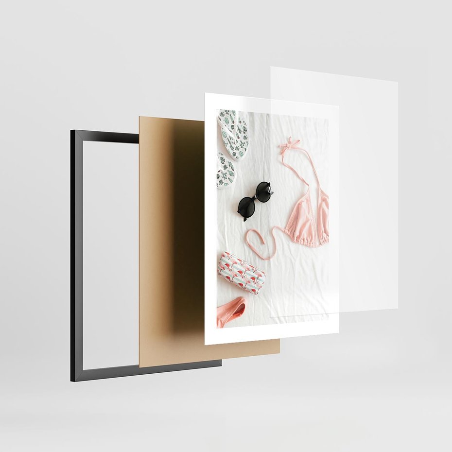 Plakat w ramie 30x40 - Letnia Elegancja na Plaży - kompozycja, elementy stroju na plażę - rama czarna