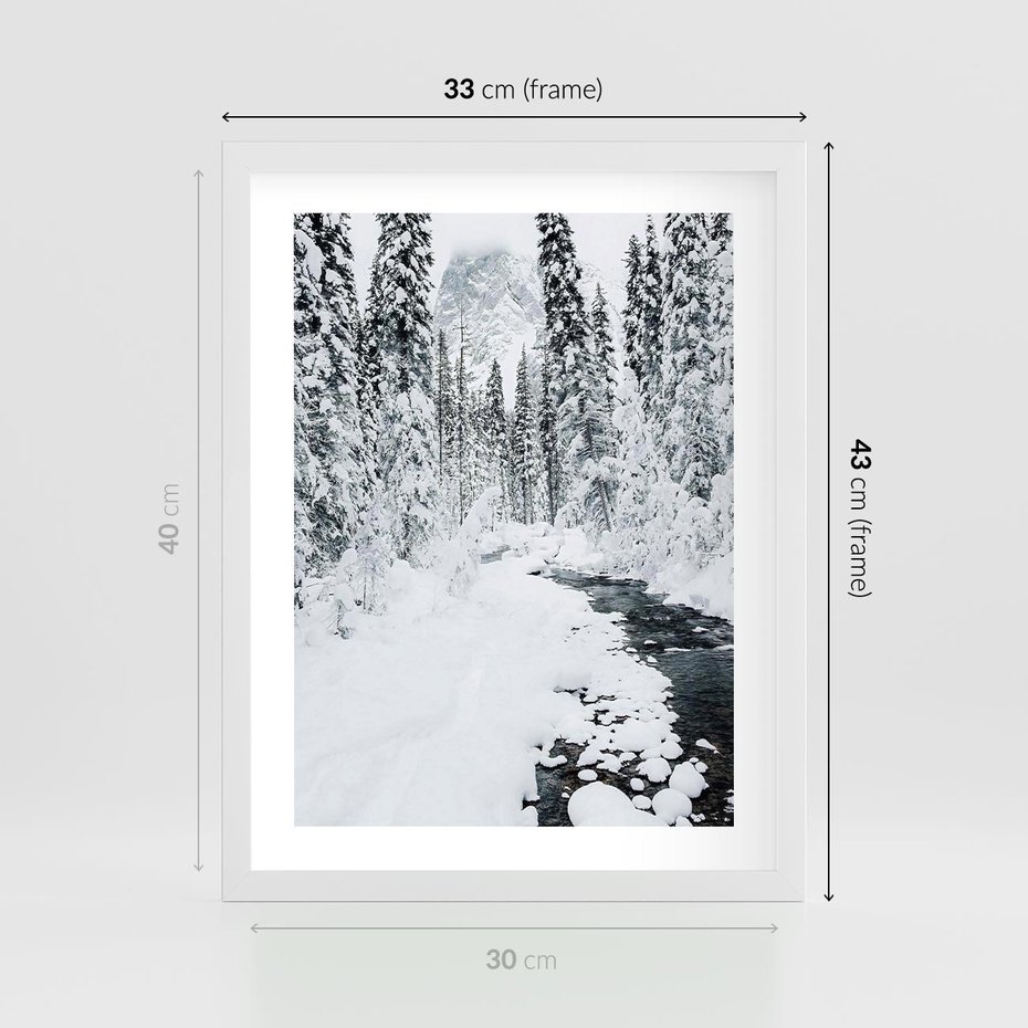 Plakat w ramie 30x40 - Spokój Zimowego Lasu w Górach - zima w lesie, w górach - rama biała
