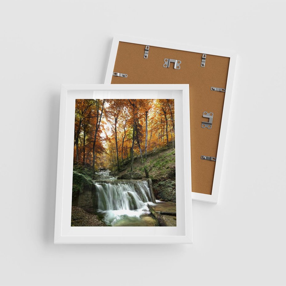 Plakat w ramie 40x50 - Jesienny wodospad w lesie - wodospad, las - rama biała