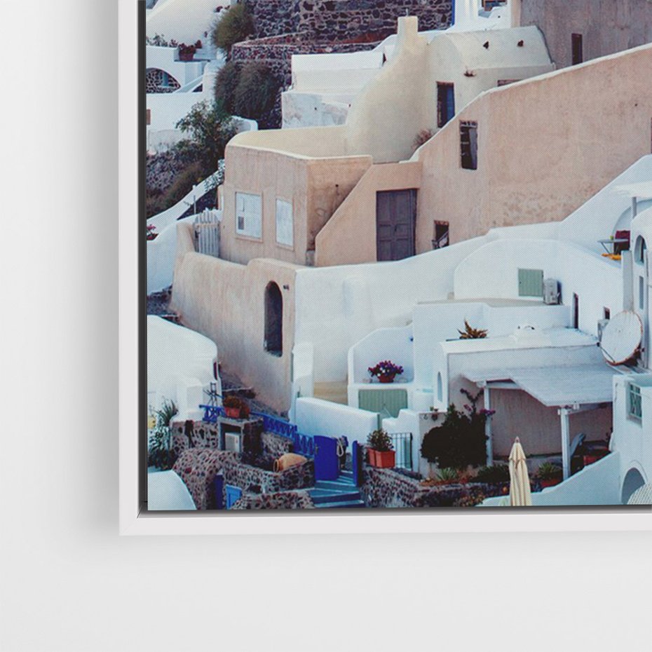 Obraz w ramie 80x120 - Biel ponad Błękitem - Santorini, białe budynki - rama biała