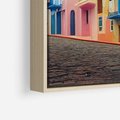 Obraz w ramie 70x100 - Ekspresja marzeń i tęsknot - pastelowe kolorowe budynki, wzdłuż ulicy - rama drewno