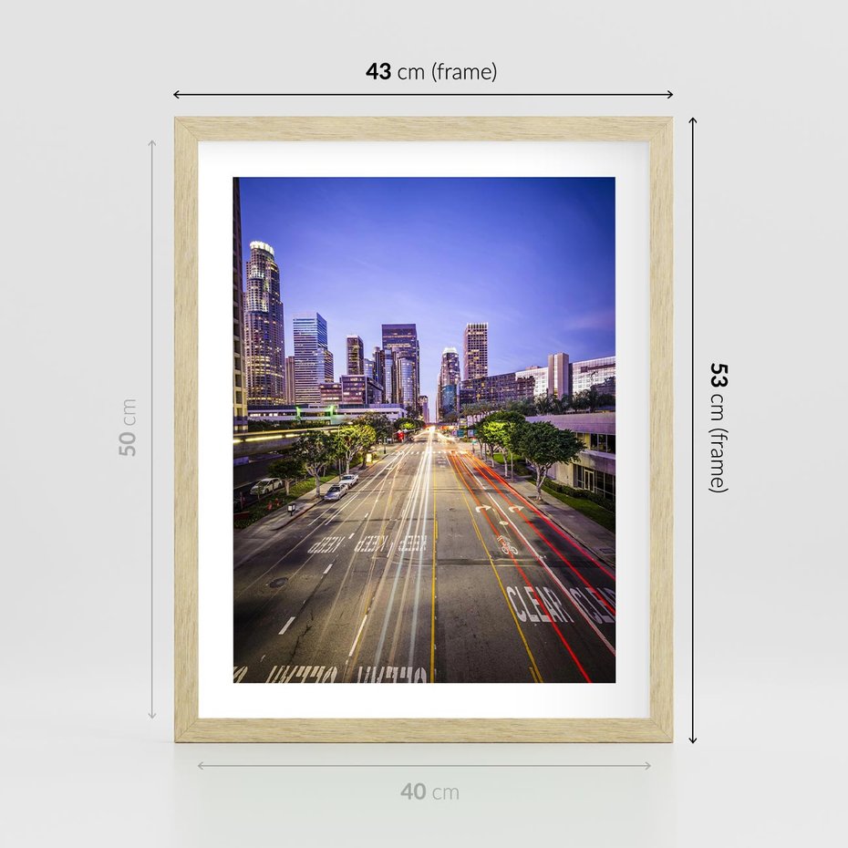 Plakat w ramie 40x50 - Światło nocnej ulicy - miasto, nocą - rama drewno