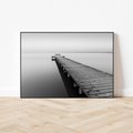 Obraz w ramie 70x50 - Mglista Perspektywa - czarno biała fotografia, drewniany pomost na jeziorze - rama czarna