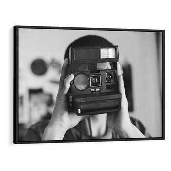 Obraz w ramie 70x50 - Mężczyzna za Aparatem - czarno białe zdjęcie, portret - rama czarna