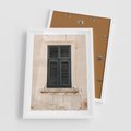Plakat w ramie 50x70 - Urok Starego Okna z Zielonymi Okiennicami - stare okno, kamienica - rama biała