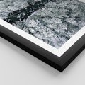 Plakat w ramie 40x50 - Zimowy Krajobraz z Góry - zdjęcie z góry, zaśnieżony las i zamarznięty strumyk - rama czarna