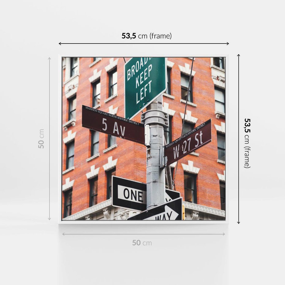 Obraz w ramie 50x50 - Namiastka wielkiego miasta - Nowy Jork, drogowskaz - rama biała