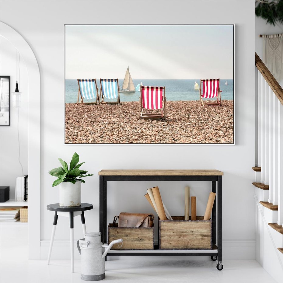 Obraz w ramie 120x80 - Letnia retro bajka - fotografia, pasiaste leżaki - rama biała