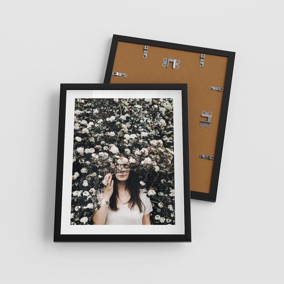 Plakat w ramie 40x50 - Kobieta w Krzewie Kwiatów - krzak z kwiatami, schowana za nim kobieta - rama czarna