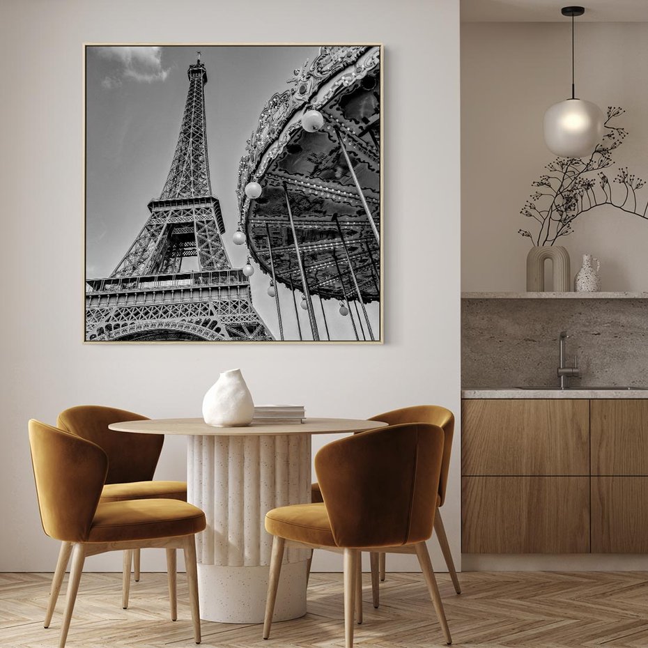 Obraz w ramie 50x50 - Zabawa w Paryżu - czarno białe zdjecie, wieża eiffla - rama drewno