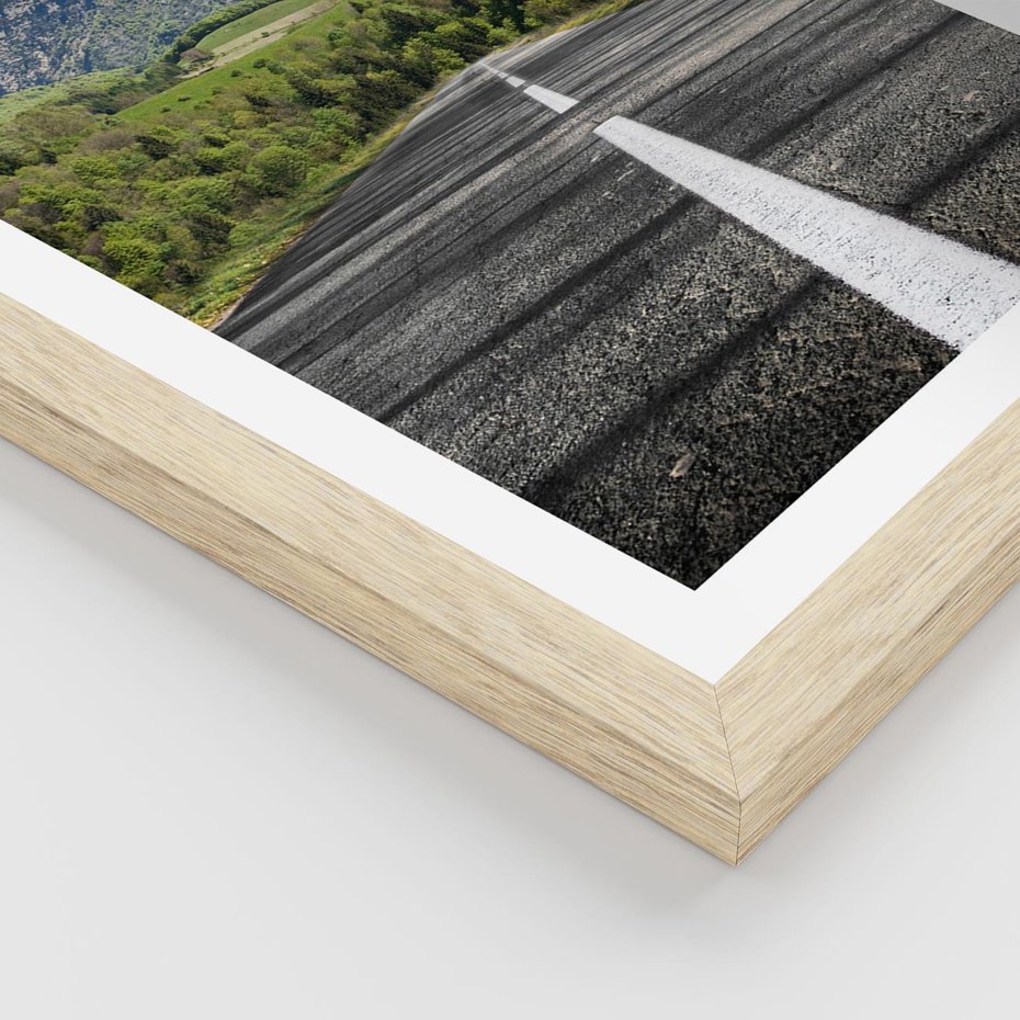 Plakat w ramie 30x40 - Droga przez góry: podróż do przygody - droga, góry - rama drewno