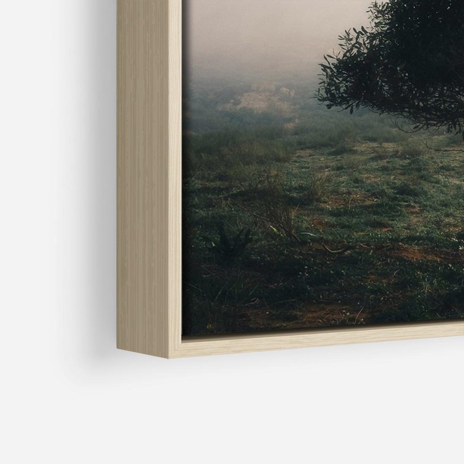 Obraz w ramie 100x70 - Zamglona Prostota - artystyczna fotografia, samotne drzewo na zamglonej łące - rama drewno
