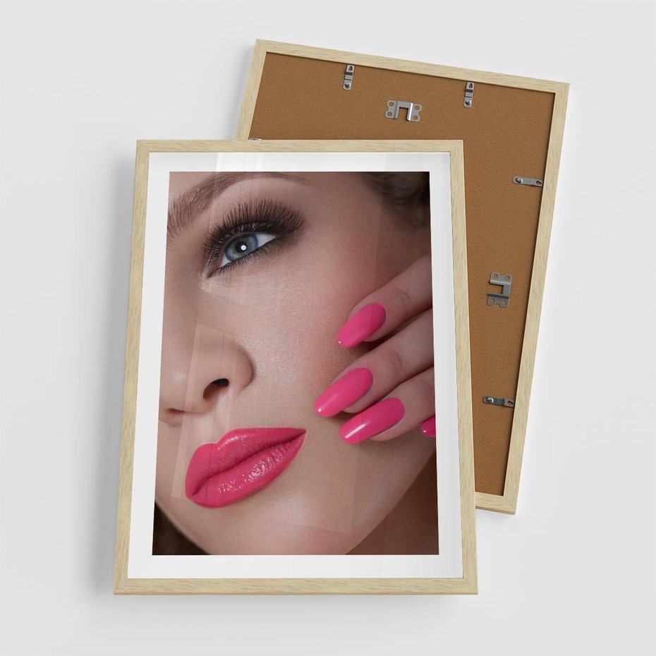 Plakat w ramie 50x70 - Usta, manicure, spa: kobieca harmonia - usta, manicure - rama drewno
