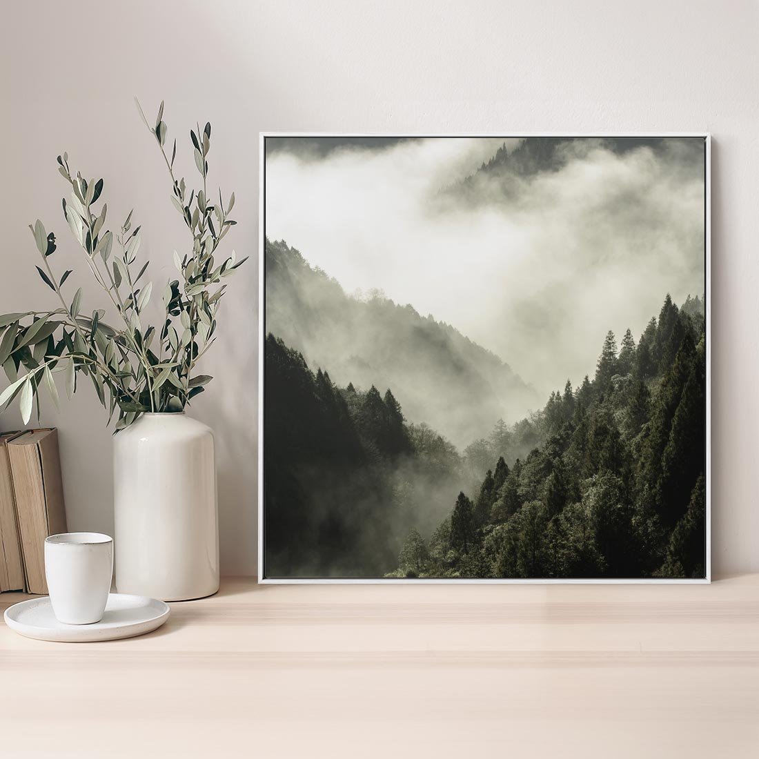 Obraz w ramie 50x50 - Mgliste góry w lesie - góry, las - rama biała