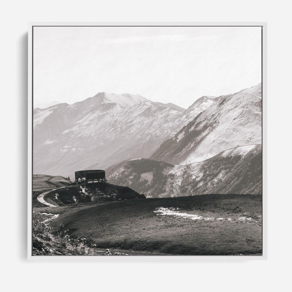 Obraz w ramie 80x80 - Wzgórza w Bieli - górski krajobraz, punkt widokowy - rama biała