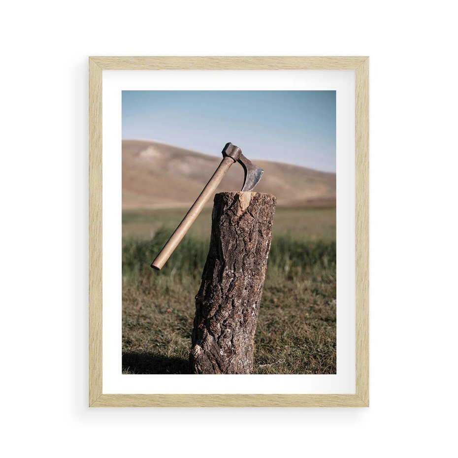 Plakat w ramie 40x50 - Rustykalna Praktyczność: Fotografia Siekiery - rustykalna fotografia, siekiera wbita w pieniek - rama drewno