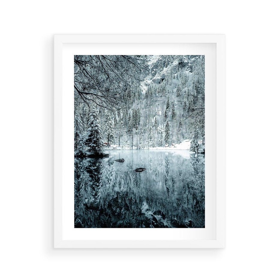 Plakat w ramie 40x50 - Zimowy Raj - zimowy górski krajobraz, jezioro w górach - rama biała