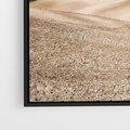Obraz w ramie 50x50 - Refleksyjny taniec myśli - pustynny krajobraz, odcienie sepii - rama czarna