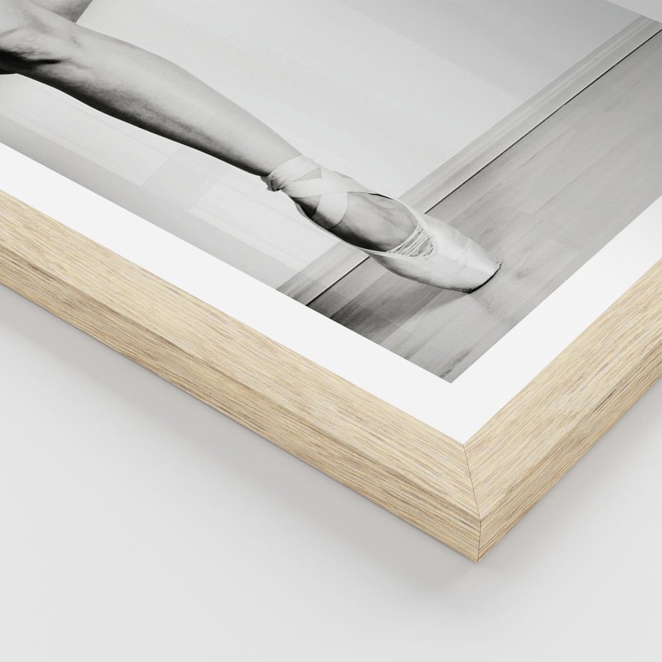 Plakat w ramie 50x70 - Tańcząca Delikatność - artystyczne zdjęcie, odcienie szarości - rama drewno
