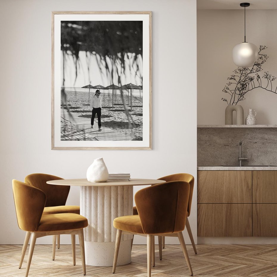 Plakat w ramie 30x40 - Wakacyjny Spacer - czarno białe zdjecie, plaża - rama drewno