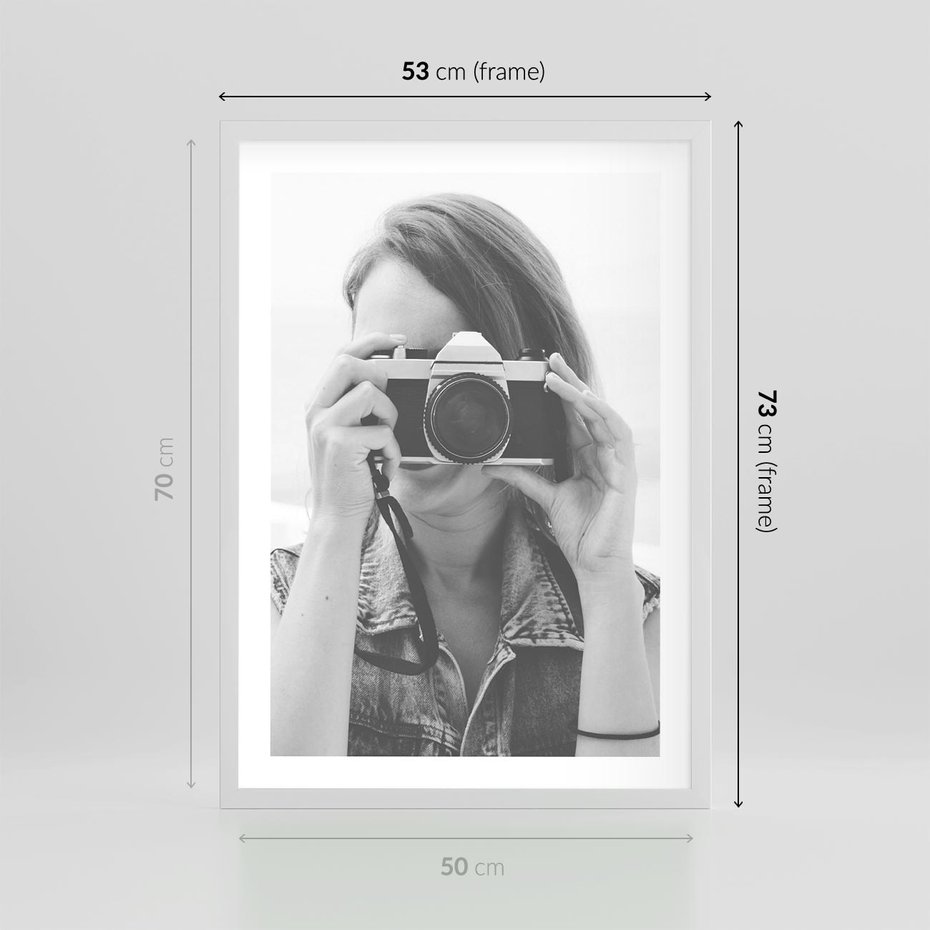 Plakat w ramie 50x70 - Zrób mi Zdjęcie - fotografia, kobieta z aparatem - rama biała