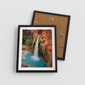 Plakat w ramie 40x50 - Wodospad wśród majestatycznych gór - wodospad, górski - rama czarna
