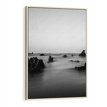 Obraz w ramie 80x120 - Harmonia świateł i cieni - zamglona dzika plaża, skały na plaży - rama drewno
