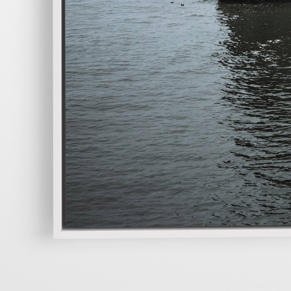 Obraz w ramie 80x120 - Mistyczna Aura - morze, mgła - rama biała