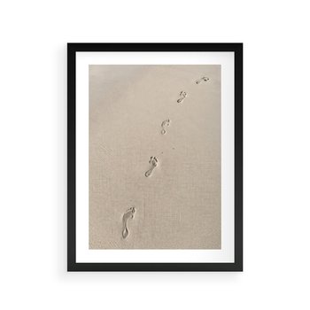 Plakat w ramie 50x70 - Ślady na Złocistym Piasku - piasek, ślady stóp na piasku - rama czarna