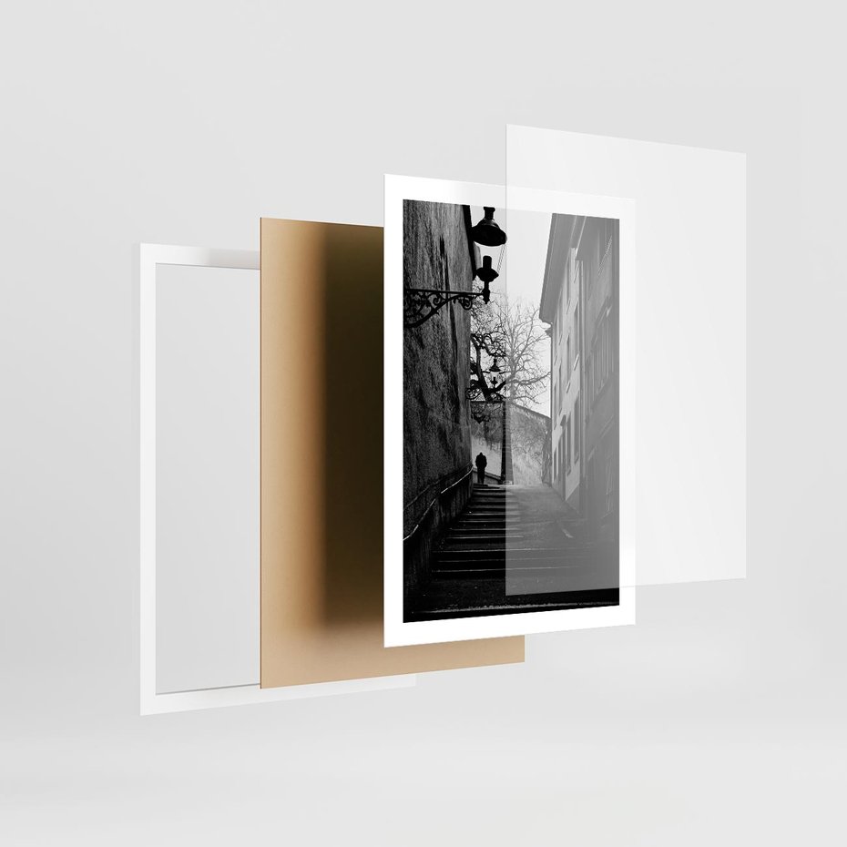 Plakat w ramie 50x70 - Ukryta Uliczka - czarno białe zdjęcie, schody - rama biała