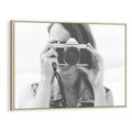 Obraz w ramie 120x80 - Zrób mi Zdjęcie - fotografia, kobieta z aparatem - rama drewno