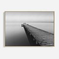Obraz w ramie 70x50 - Mglista Perspektywa - czarno biała fotografia, drewniany pomost na jeziorze - rama drewno