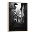 Obraz w ramie 70x100 - Ukryta Uliczka - czarno białe zdjęcie, schody - rama drewno