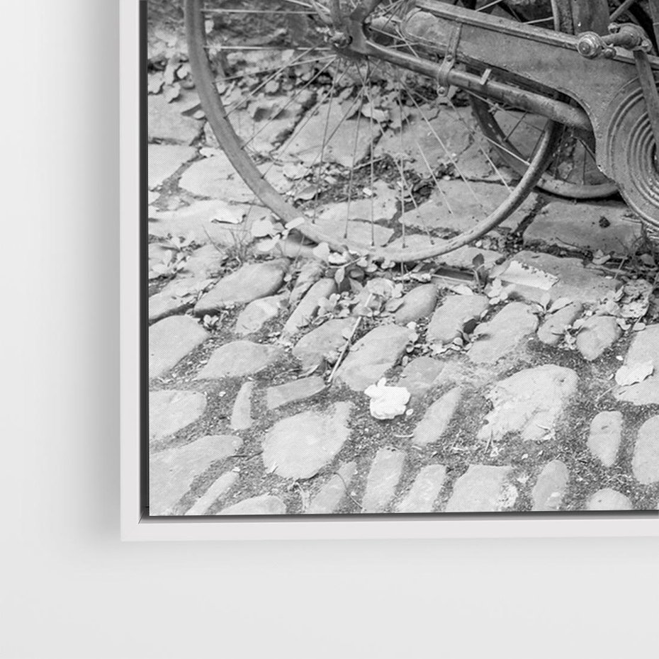 Obraz w ramie 120x80 - Zapomniany Urok - czarno biała fotografia, stary rower oparty o mur - rama biała