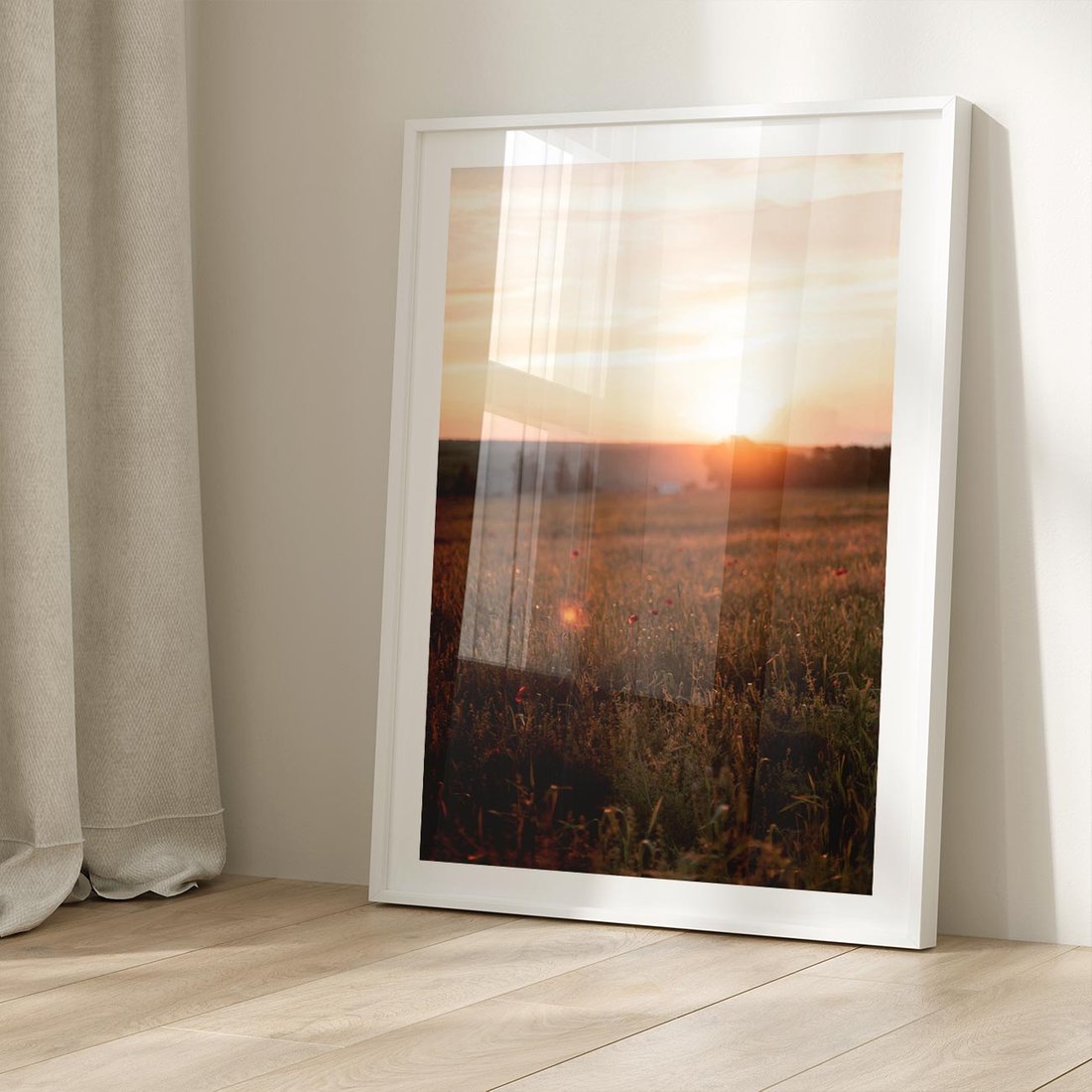 Plakat w ramie 50x70 - Łąka we Wschodzącym Słońcu: Magia Poranka - łąka, krajobraz - rama biała