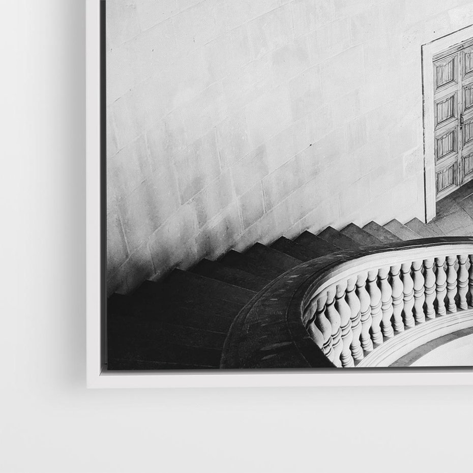 Obraz w ramie 50x50 - Po Schodach w Dół - czarno białą fotgrafia, zakręcone schody w starek kamienicy - rama biała