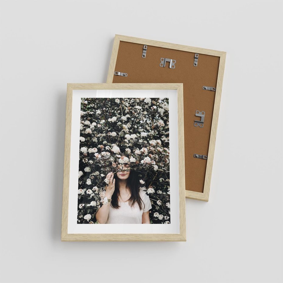 Plakat w ramie 30x40 - Kobieta w Krzewie Kwiatów - krzak z kwiatami, schowana za nim kobieta - rama drewno