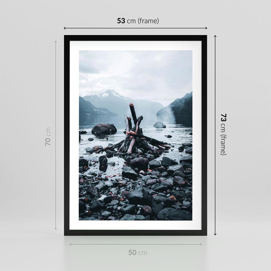 Plakat w ramie 50x70 - To ujęcie jeziora w górach z zgaszonym ogniskiem nad brzegiem, tworząc atmosferę spokoju i refleksji w otoczeniu przyrody. - jezioro w górach, zgaszone ognisko - rama czarna
