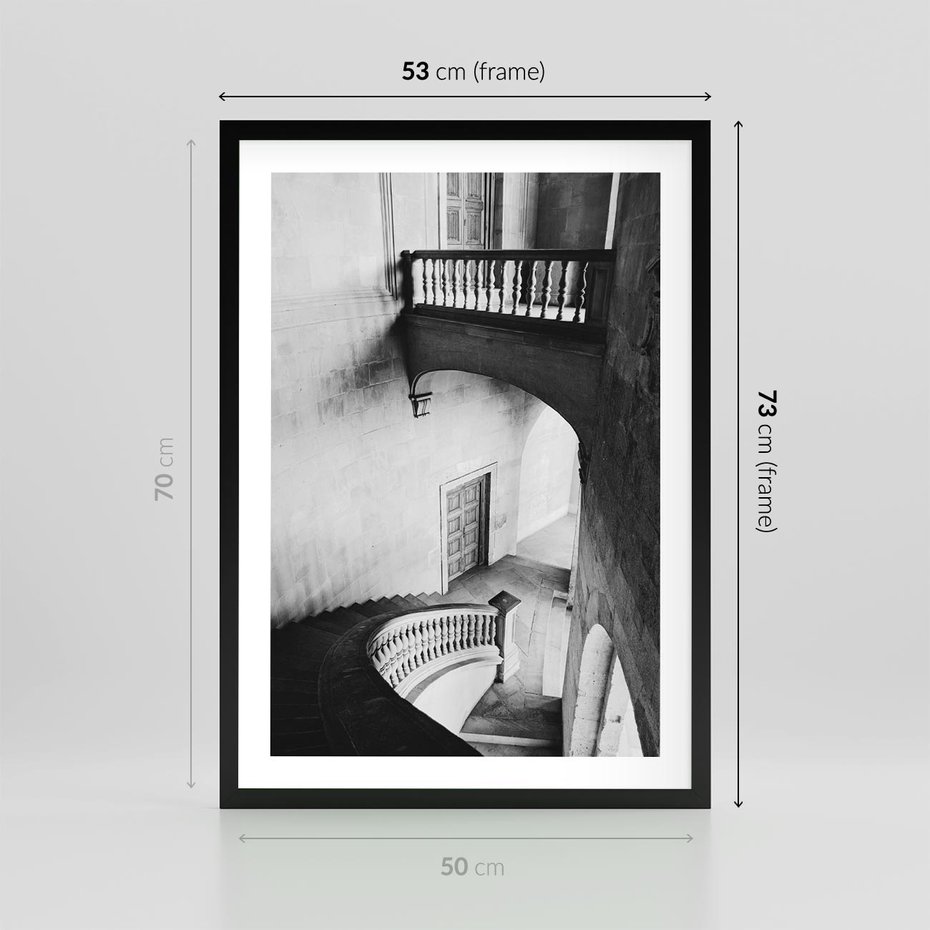 Plakat w ramie 50x70 - Po Schodach w Dół - czarno białą fotgrafia, zakręcone schody w starek kamienicy - rama czarna