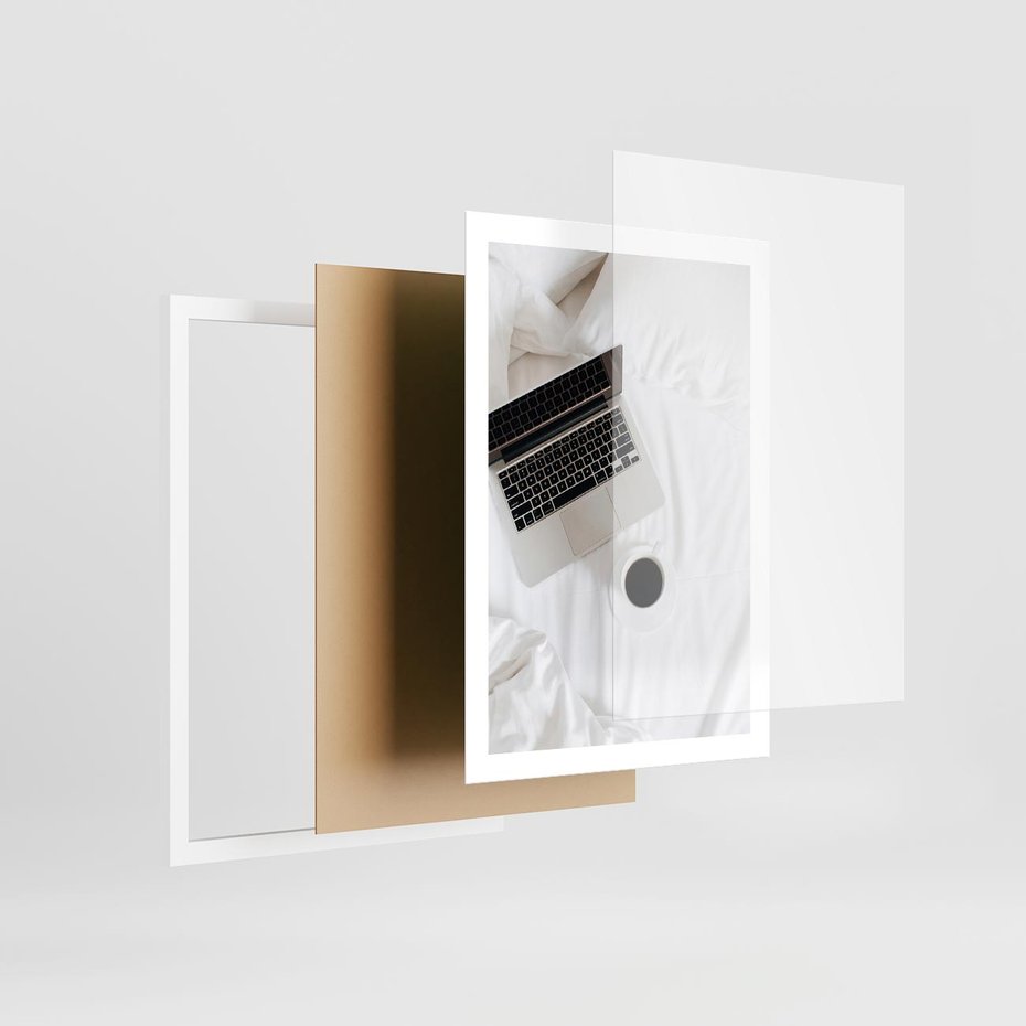 Plakat w ramie 50x70 - Relaks w Łóżku: Kawa i Laptop w Pościeli - komputer, na łóżku - rama biała