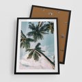 Plakat w ramie 50x70 - Wzrok ku Niebu - palmy na tle nieba, ujęcie z dołu - rama czarna