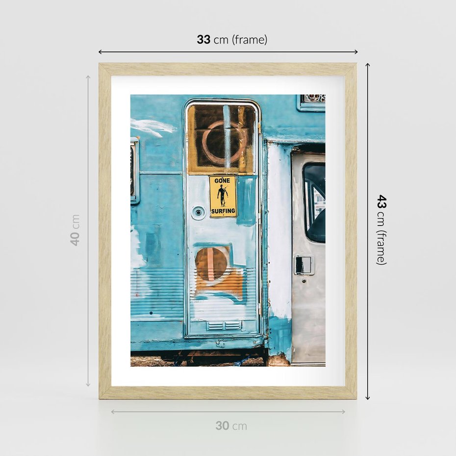 Plakat w ramie 30x40 - Nostalgiczna Podróż - stara przyczepa kempingowa, niebieskie kolory - rama drewno