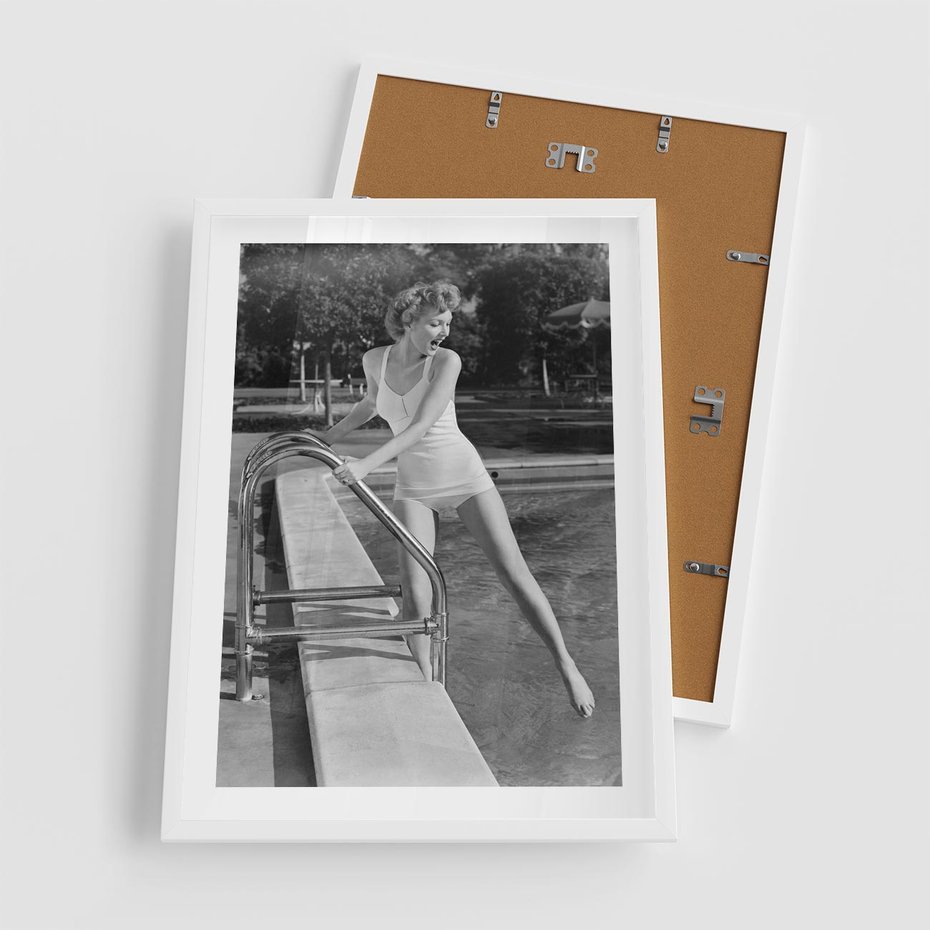 Plakat w ramie 50x70 - Retro Basen - retro zdjęcie, czarno białe - rama biała