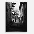 Obraz w ramie 80x120 - Ukryta Uliczka - czarno białe zdjęcie, schody - rama biała