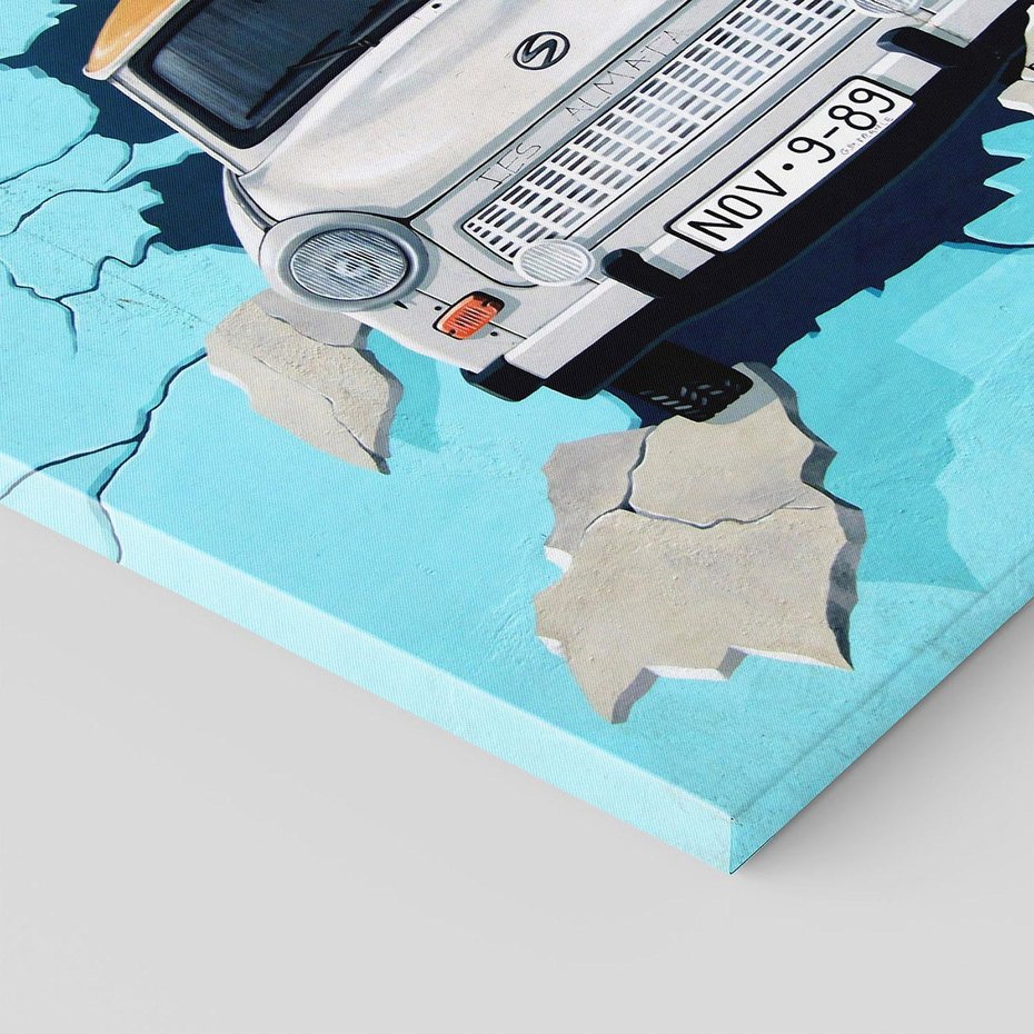 Obraz na płótnie 40x40 - Graffiti wśród gór artystyczne spojrzenie - samochód, graffiti